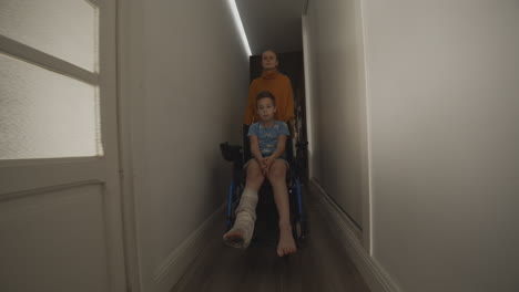Mutter-Mit-Verletztem-Sohn-Im-Rollstuhl