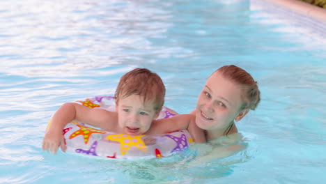 Mutter-Und-Sohn-Schwimmen-Im-Pool