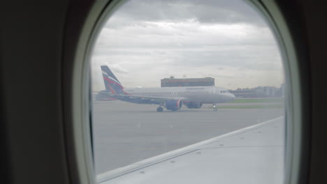 Aeroflot-Flugzeuge-Werden-Durch-Das-Flugzeugfenster-Betrachtet