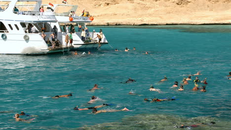 Gente-Nadando-Cerca-Del-Yate