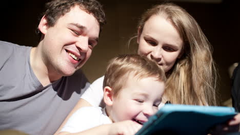 Eltern-Beobachten-Sohn-Beim-Spielen-Auf-Dem-Touchpad