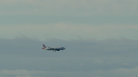 Avión-De-British-Airways-Descendiendo-En-El-Cielo.
