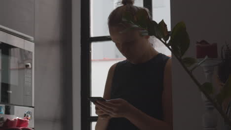 Woman-with-frowning-face-texting-on-smartphone