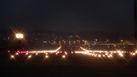 Avión-Aterrizando-Por-La-Noche-En-El-Aeropuerto