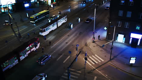 Tráfico-Nocturno-De-La-Ciudad-En-Tallin,-Estonia,-Cruce-Con-Paradas-De-Transporte-Público