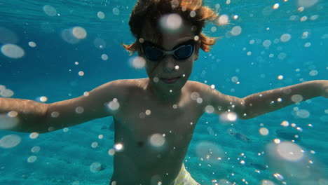 Teenager-Schwimmt-Unter-Wasser