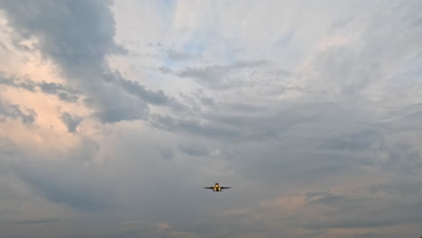 Airplane-approaching-for-landing-during-sunset