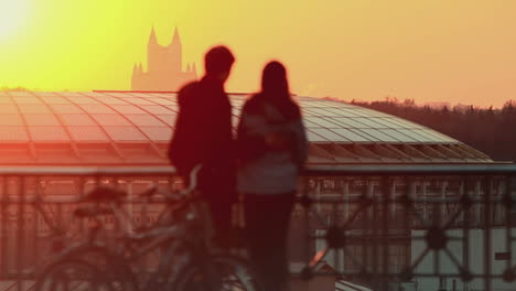 Young-couple-at-sunset-in-the-city