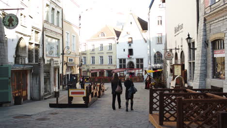 Menschen,-Die-Entlang-Der-Alten-Straße-In-Tallinn,-Estland,-Spazieren