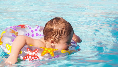 Niño-Aprende-A-Nadar-Usando-Un-Anillo-De-Agua-De-Plástico