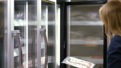 Frau-Nimmt-Gefrorenes-Produkt-Aus-Dem-Kühlschrank-Im-Laden