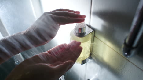 Weibliche-Hände-Schieben-Beim-Duschen-Einen-Behälter-Mit-Flüssigseife