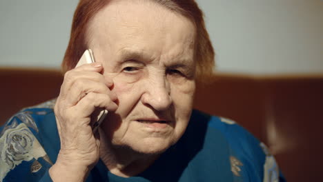 Ältere-Frau,-Die-Am-Handy-Spricht