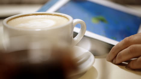 Frau-Benutzt-Touchpad-Während-Der-Kaffeepause