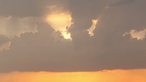 Zeitraffer-Von-Wolken-Am-Himmel-Bei-Sonnenuntergang