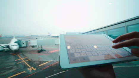 Verwendung-Eines-Tablet-Computers-Am-Fenster-Am-Flughafen