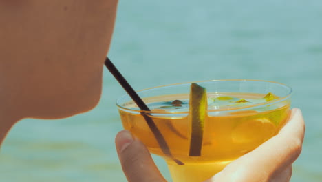 Frau-Trinkt-Erfrischenden-Cocktail-Mit-Einem-Strohhalm