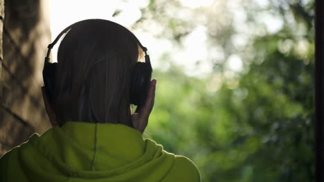Woman-listening-to-music-outdoor