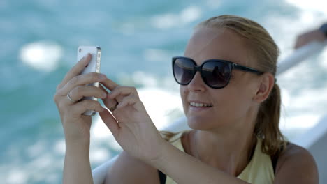 Frau-Macht-Selfie-Mit-Smartphone-Auf-Dem-Boot