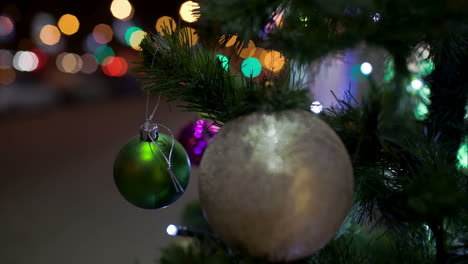 Geschmückter-Weihnachtsbaum-Im-Freien-In-Der-Stadt