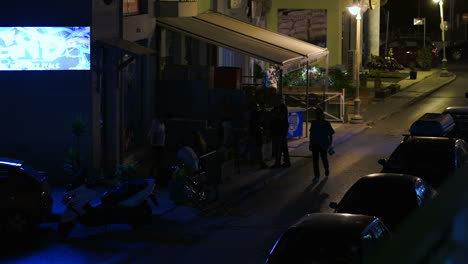 Calle-Estrecha-En-Grecia-Por-La-Noche