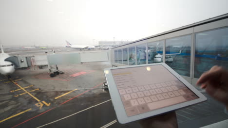 Frau-Mit-Tablet-Computer-Am-Flughafen