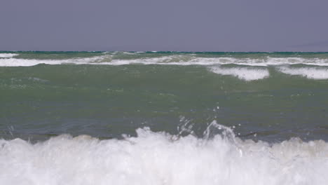Strong-sea-waves-with-foam