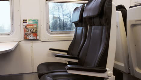 Leere-Schwarze-Sitze-Im-Fahrenden-Schnellzug