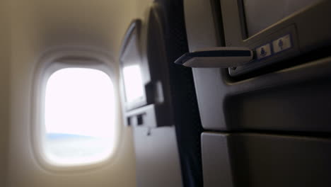 Using-USB-flash-drive-with-seat-monitor-in-plane