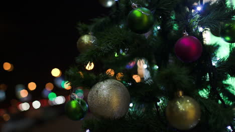 Weihnachtsbaum-Im-Freien-In-Der-Stadt-Bei-Nacht