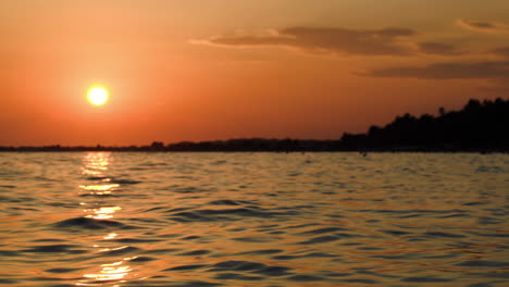 Schöner-Sonnenuntergang-über-Dem-Welligen-Meer