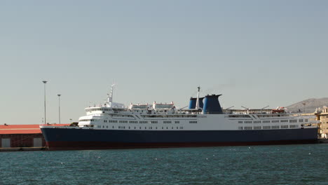 Anchored-cruise-ship