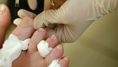 Applying-a-nail-polish-during-pedicure