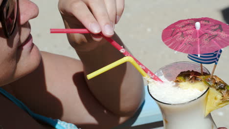 Frau-Genießt-Sommertag-Mit-Cocktail-Am-Strand