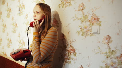 Junge-Frau-Telefoniert-Zu-Hause