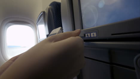 Connection-of-cell-phone-and-seat-monitor-in-plane-via-USB