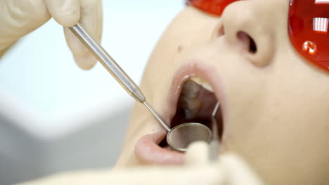 Mujer-Bajo-Examen-De-Dentista