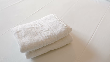 Weiße,-Saubere-Handtücher-Auf-Dem-Bett