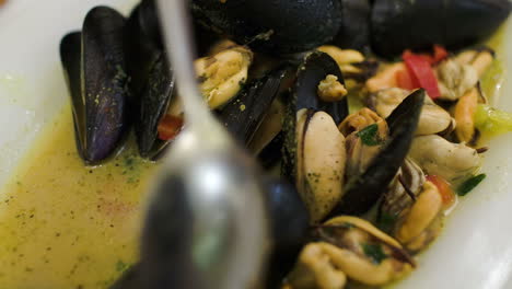 Eating-dish-with-mussels