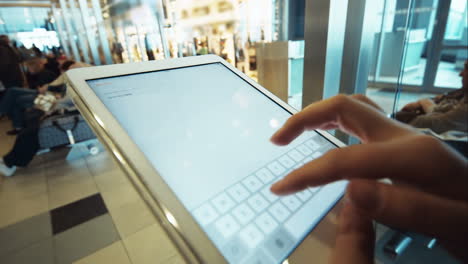 Mujer-Usando-Tablet-Pc-En-La-Sala-De-Espera-Del-Aeropuerto-O-Estación
