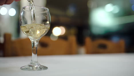 Im-Restaurant-Weißwein-Ins-Glas-Gießen
