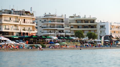 Crowded-resort-at-seaside