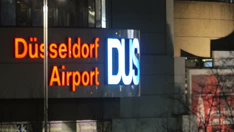 Beschilderung-Am-Flughafen-Düsseldorf