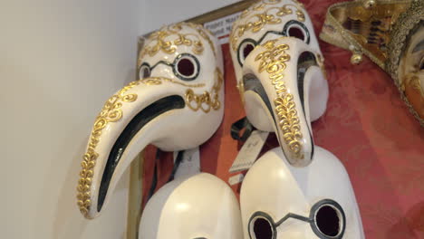 Vintage-Venezianische-Vogelmasken-Im-Laden
