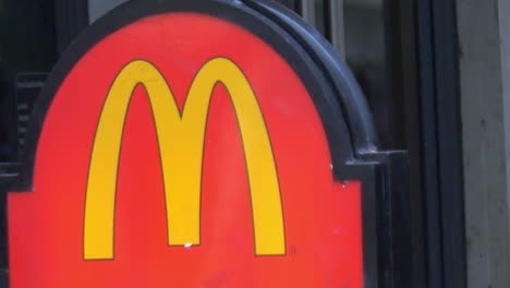 McDonalds-Bürgersteigschild