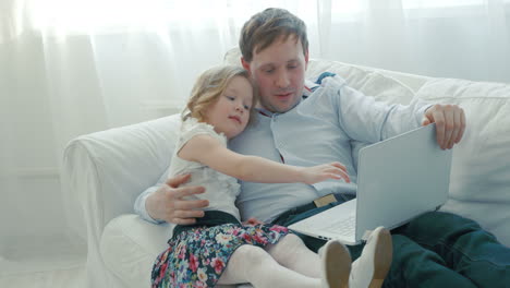 Vater-Und-Tochter-Benutzen-Laptop-Auf-Dem-Sofa