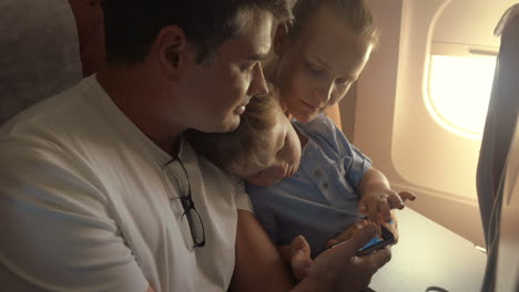 Child-with-parents-traveling-by-plane