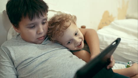 Zwei-Brüder-Mit-Pad-Liegen-Im-Bett,-Unterhaltungs-Tablet-PC