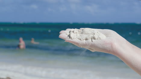 Sand-Verschwindet-Aus-Weiblicher-Hand-Am-Strand