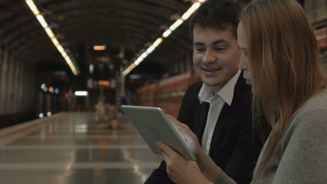 Paar-Mit-Tablet-PC-Wartet-Auf-U-Bahn